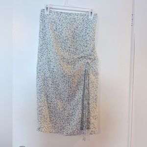 Skirt with adjustable slit